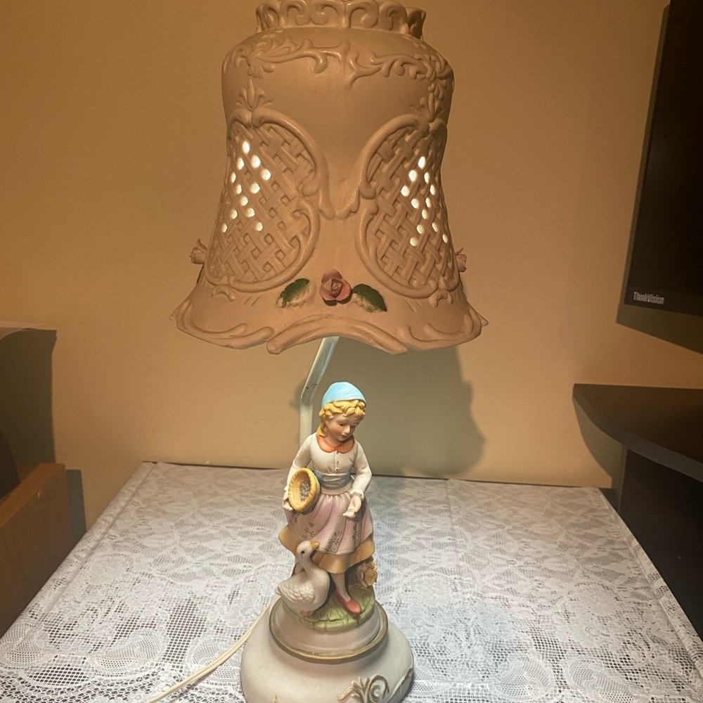 Vintage Ceramic/Metal Ardalt Table Lamp made in Japan 18.5” Working)
